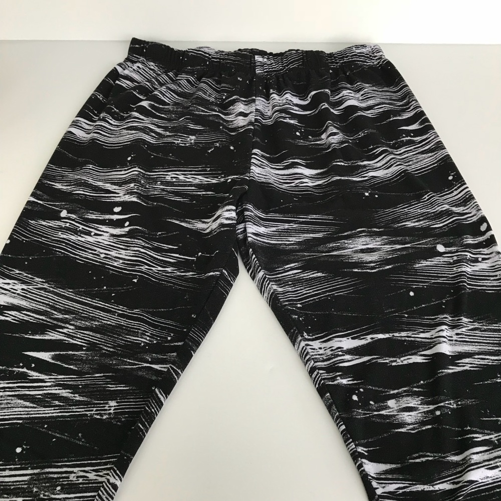 No boundaries black and white galaxy leggings L